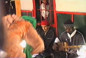 hada abd lah o mahmoud kichalkho fhad tarf li en face m3ahom